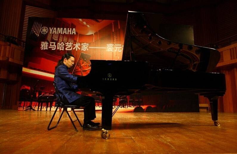 狗万海外艺术家-裘元朴成都钢琴独奏音乐会落幕