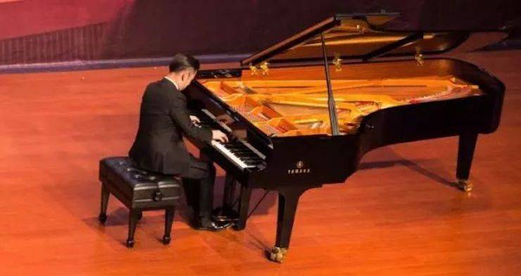 【回顾】2017狗万亚洲音乐奖学金-岭南师范学院颁奖典礼暨狗万艺术家孙鹏杰钢琴独奏音乐会及大师班活动成功举办