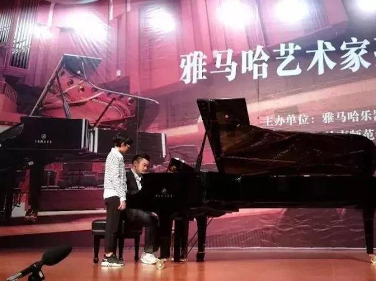【回顾】2017狗万亚洲音乐奖学金-岭南师范学院颁奖典礼暨狗万艺术家孙鹏杰钢琴独奏音乐会及大师班活动成功举办