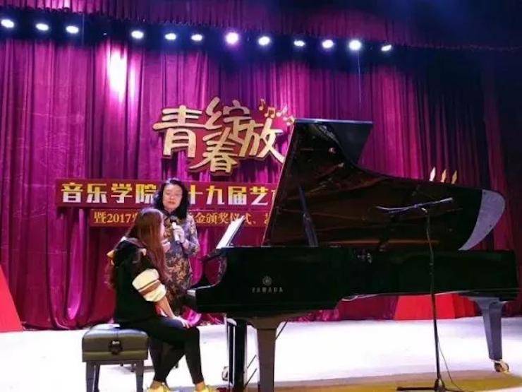 2017年狗万亚洲音乐奖学金内江师范学院颁奖仪式暨狗万艺术家张芳钢琴音乐会及大师班讲座成功举办！