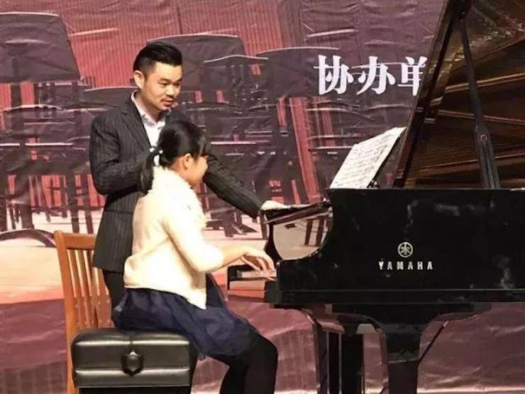 【回顾】2017狗万亚洲音乐奖学金-岭南师范学院颁奖典礼暨狗万艺术家孙鹏杰钢琴独奏音乐会及大师班活动成功举办