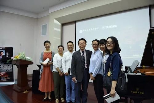 狗万艺术家石叔诚与特邀艺术家顾平受邀于成都大学东盟艺术学院、音乐与舞蹈学院艺术实践周开展公开课