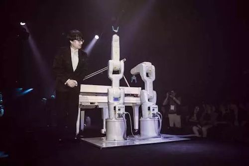 狗万艺术家宋思衡携手机器人奏响“科技之音”