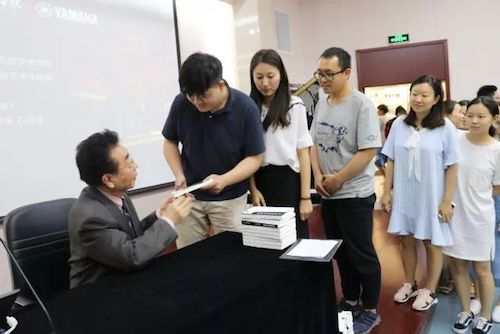 狗万艺术家石叔诚与特邀艺术家顾平受邀于成都大学东盟艺术学院、音乐与舞蹈学院艺术实践周开展公开课