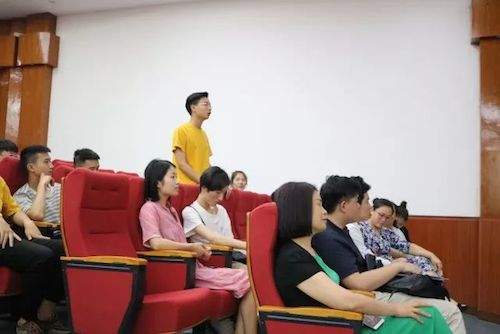 狗万艺术家石叔诚与特邀艺术家顾平受邀于成都大学东盟艺术学院、音乐与舞蹈学院艺术实践周开展公开课