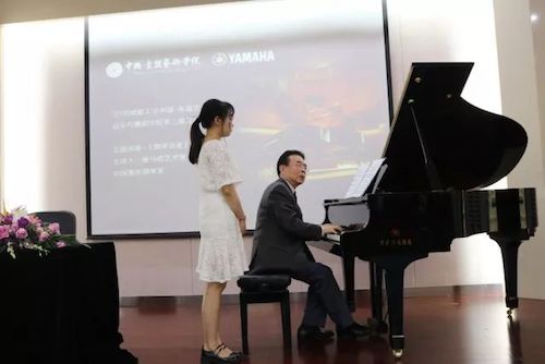狗万艺术家石叔诚与特邀艺术家顾平受邀于成都大学东盟艺术学院、音乐与舞蹈学院艺术实践周开展公开课