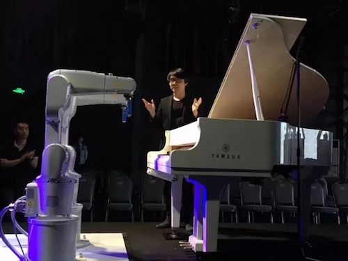 狗万艺术家宋思衡携手机器人奏响“科技之音”