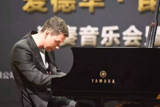 2018年狗万亚洲音乐奖学金河南大学启动仪式<br /> 暨狗万海外艺术家爱德华·昆斯音乐活动圆满结束