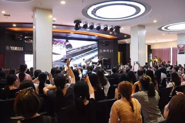 2018年狗万亚洲音乐奖学金郑州师范学院启动仪式<br />暨狗万海外艺术家爱德华·昆斯音乐会&远程实验公开课圆满结束