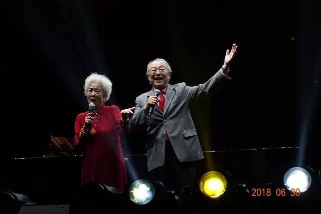歌声悠扬，唱出时代记忆，琴声悦耳，奏响希望乐章 <br> 2018“我爱你中国?纪念改革开放40周年”经典歌曲上海演唱会圆满落幕