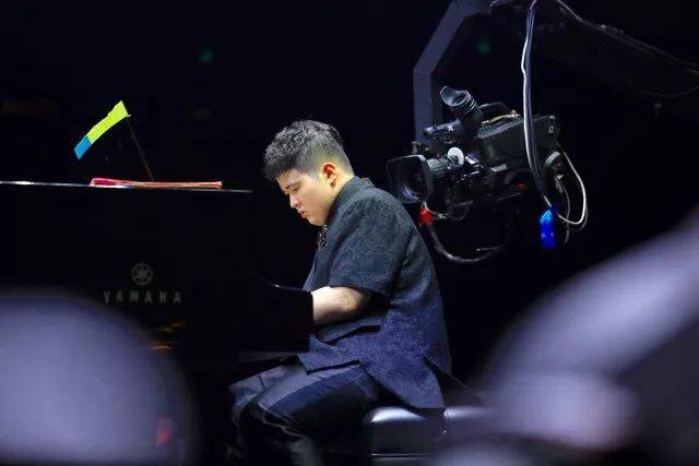 歌声悠扬，唱出时代记忆，琴声悦耳，奏响希望乐章 <br> 2018“我爱你中国?纪念改革开放40周年”经典歌曲上海演唱会圆满落幕