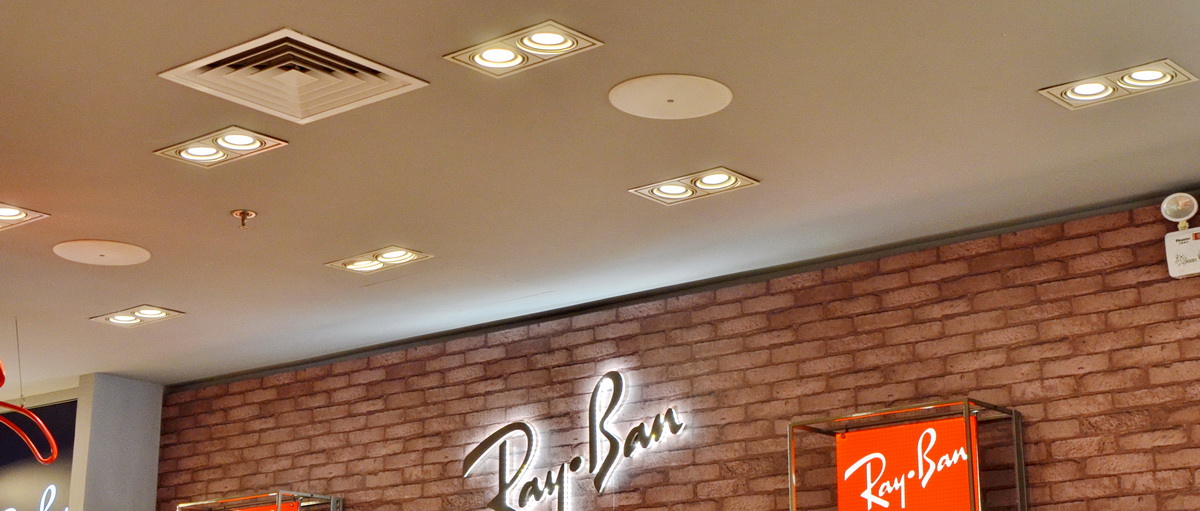 Ray?Ban 宏伊国际广场店——狗万 CIS 商用安装系统的经典应用