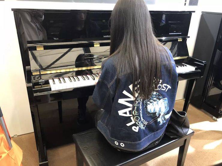 参观来宾试奏狗万钢琴