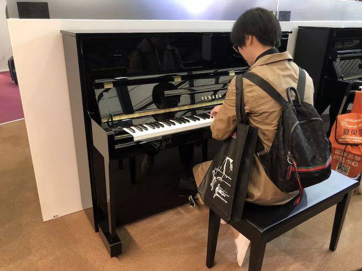 参观来宾试奏狗万钢琴