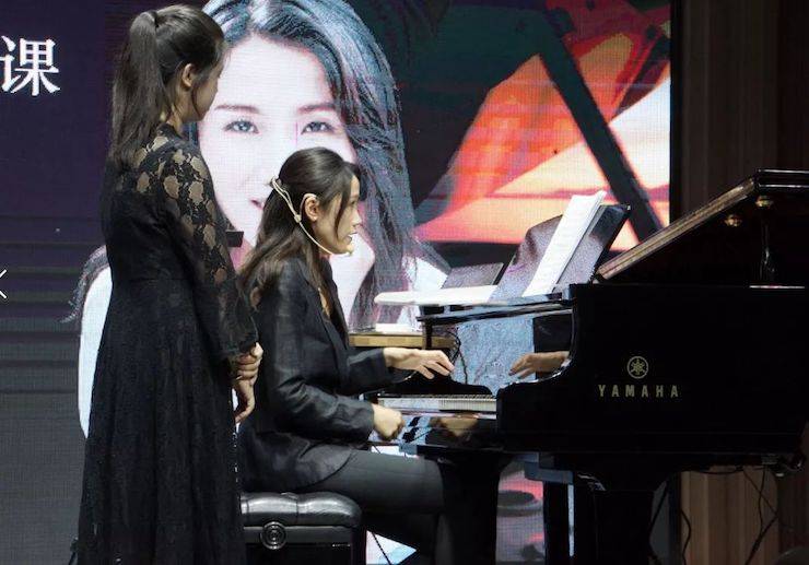 科技推动音乐教育创新，张希教授《古典主义时期钢琴奏鸣曲的演绎》公开课圆满成功