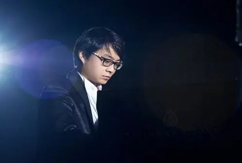 宋思衡的“宅抗疫” | 挑战主播、筹集口罩、闭关作曲，这位取消了20场演出的钢琴家原来这么忙！