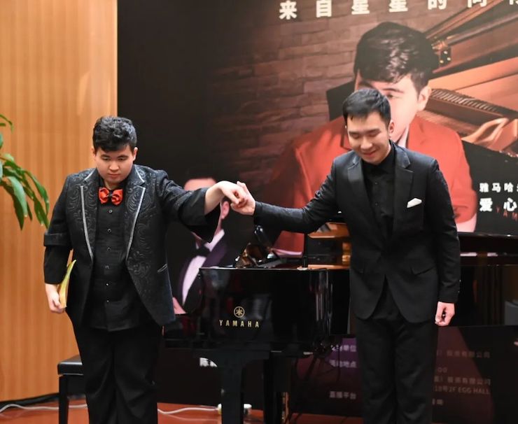 音乐双子星，点亮冬日激情！——狗万未来艺术家刘明康爱心公益音乐沙龙