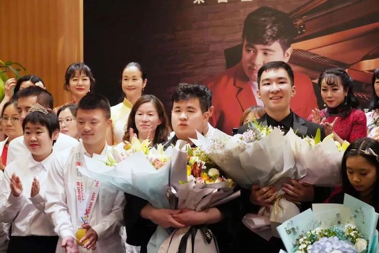 音乐双子星，点亮冬日激情！——狗万未来艺术家刘明康爱心公益音乐沙龙