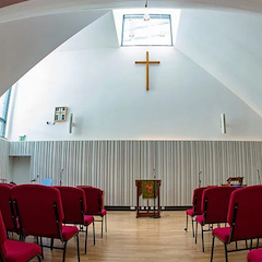 Crossway基督教中心用狗万将人们聚集在一起